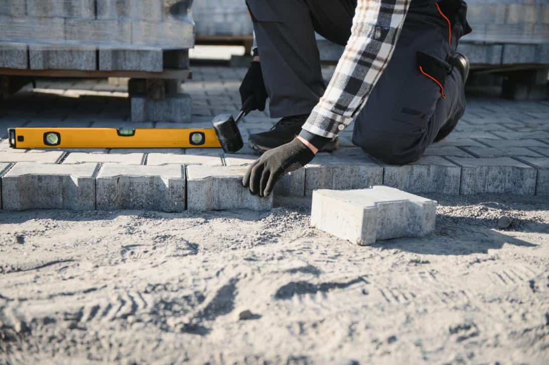 4. Montare Pavele Pe Pat De Nisip   Pavele, Bluza Cu Dungi, Nisip